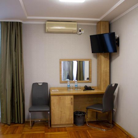 Hotel Tourist Ривне Екстериор снимка