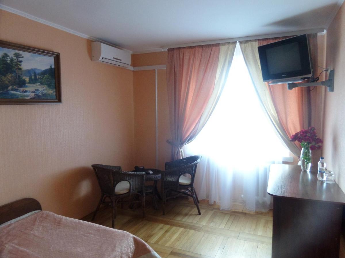 Hotel Tourist Ривне Екстериор снимка
