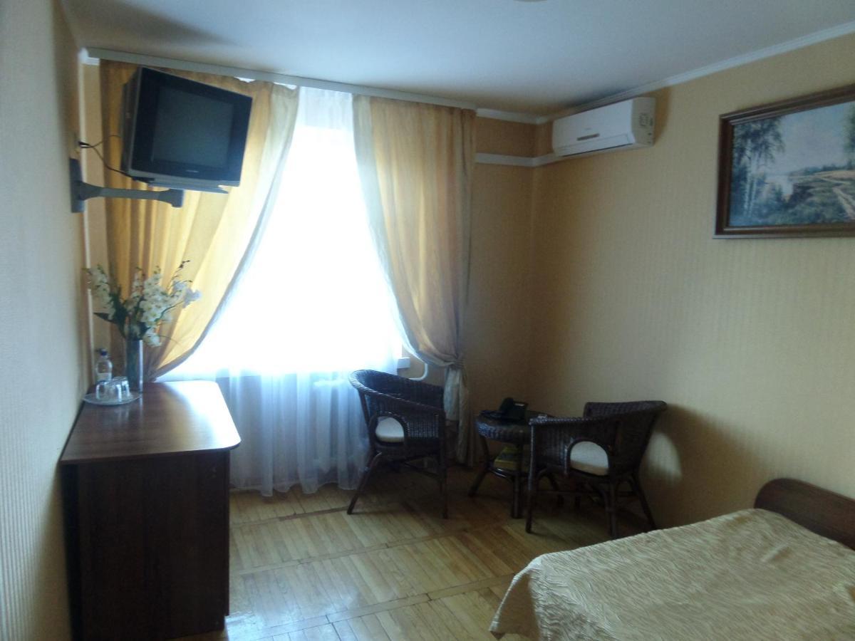 Hotel Tourist Ривне Екстериор снимка