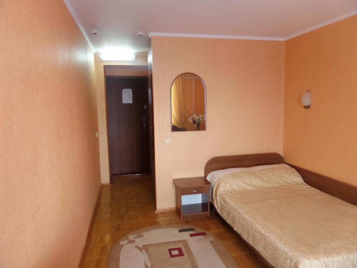 Hotel Tourist Ривне Екстериор снимка