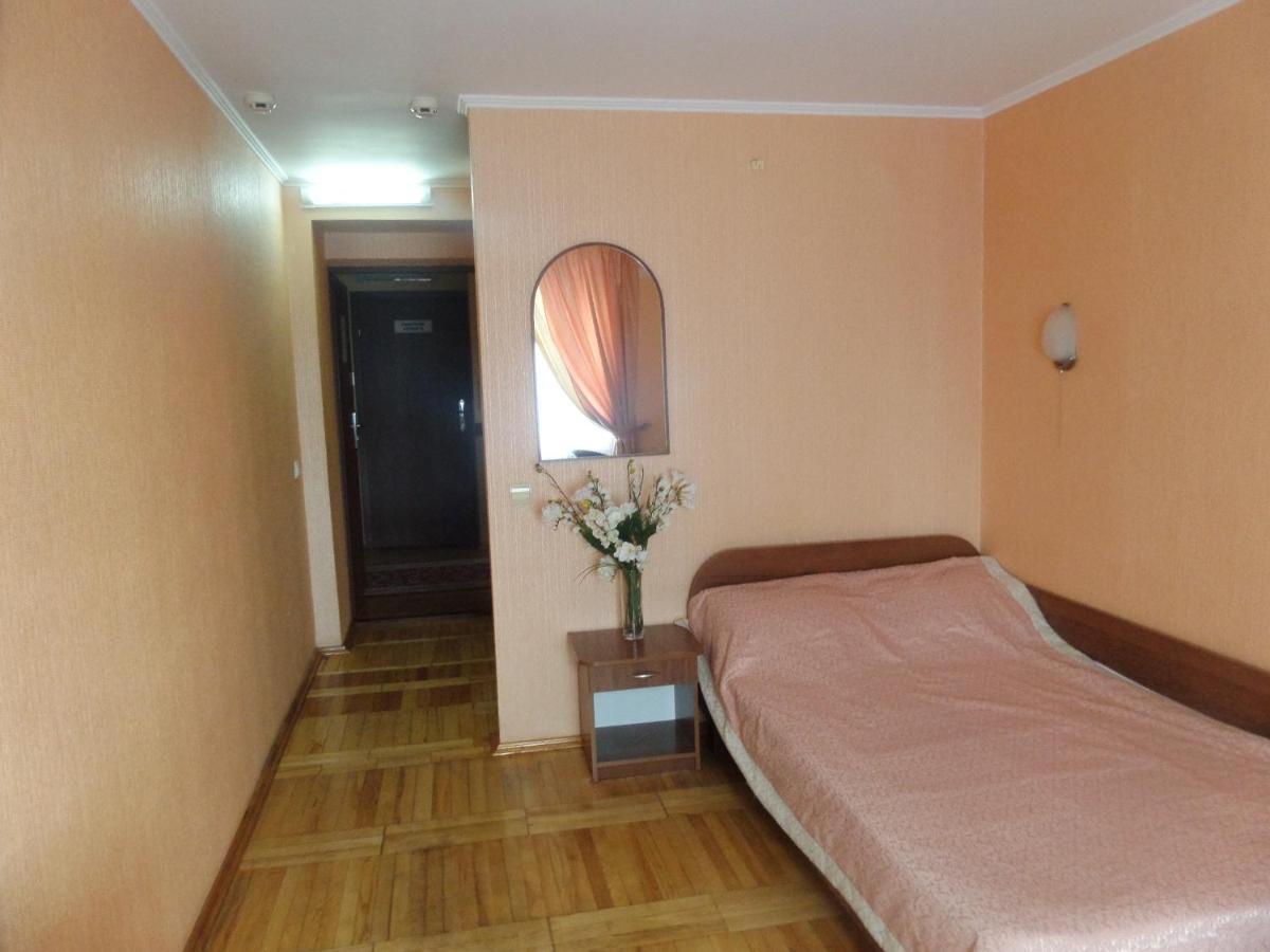Hotel Tourist Ривне Екстериор снимка