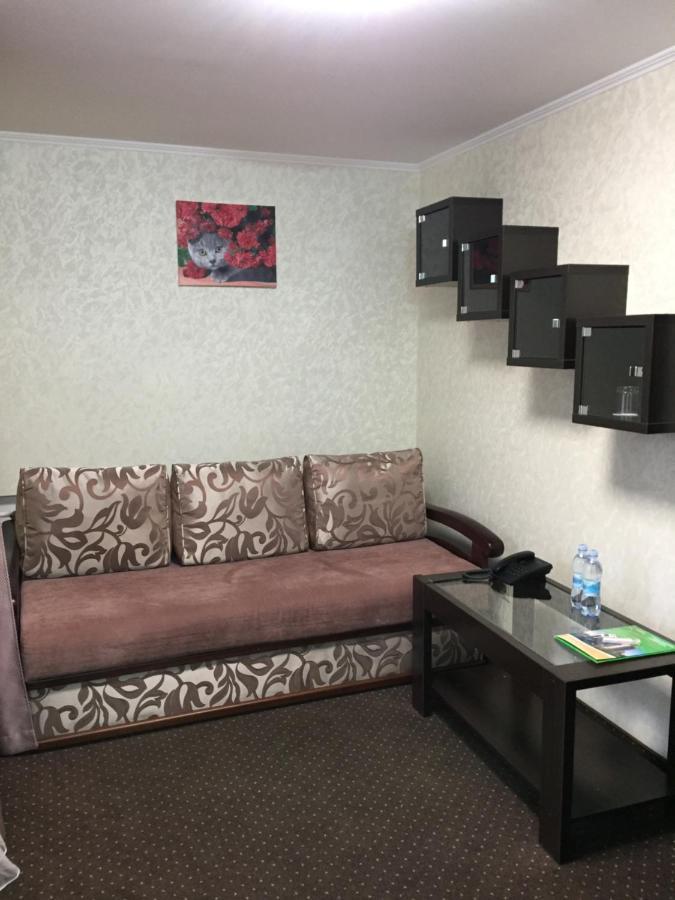 Hotel Tourist Ривне Екстериор снимка