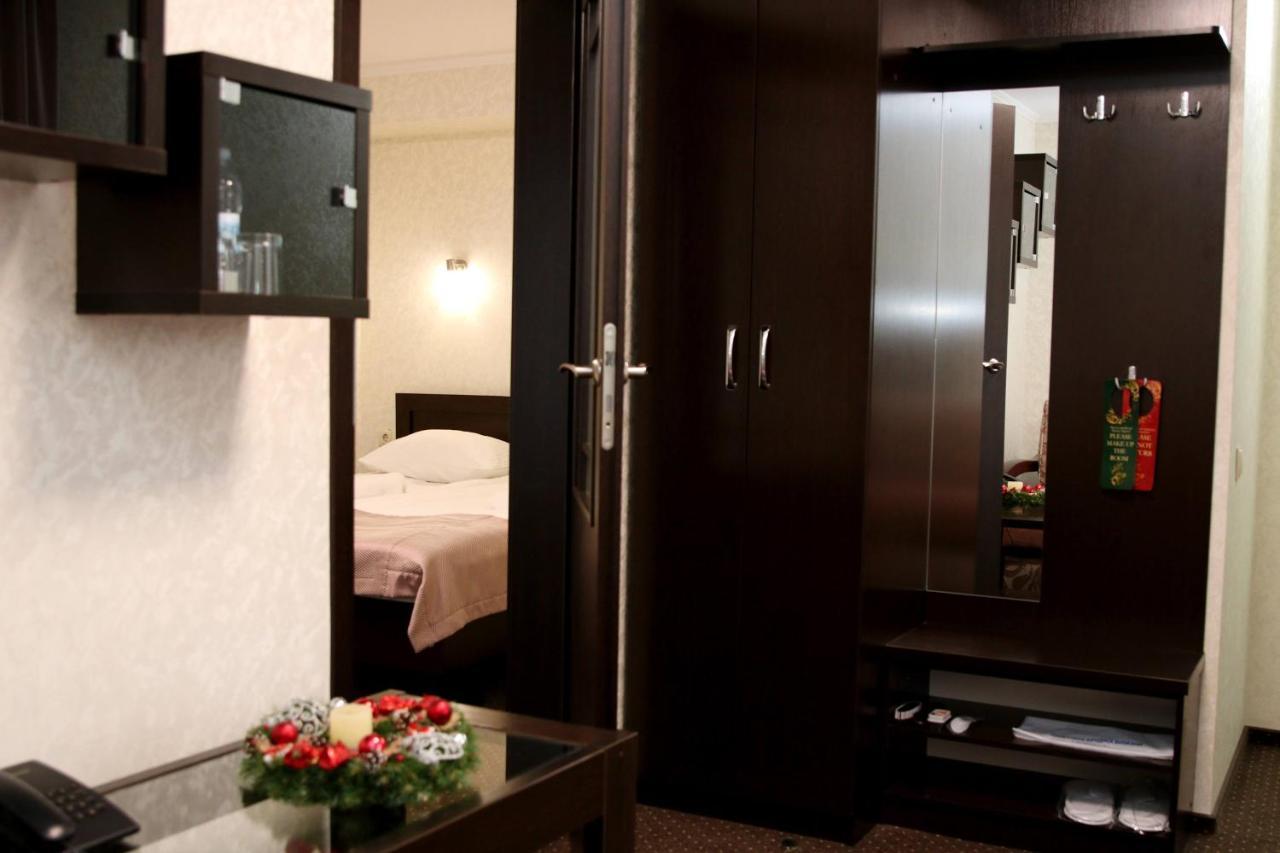 Hotel Tourist Ривне Екстериор снимка