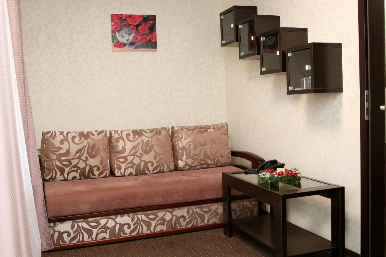 Hotel Tourist Ривне Екстериор снимка