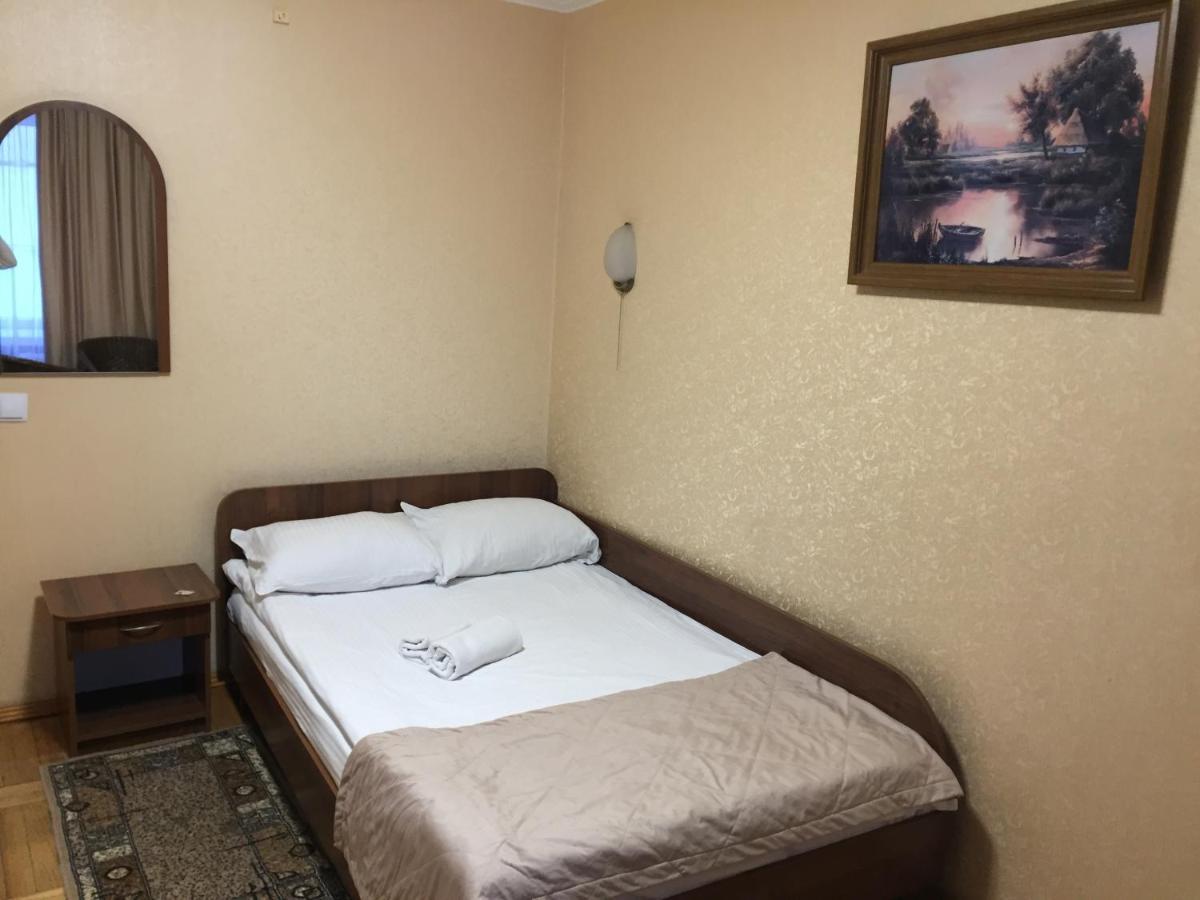 Hotel Tourist Ривне Екстериор снимка