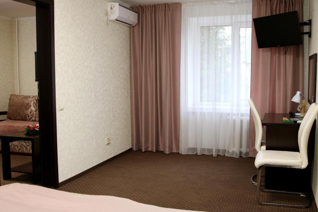 Hotel Tourist Ривне Екстериор снимка