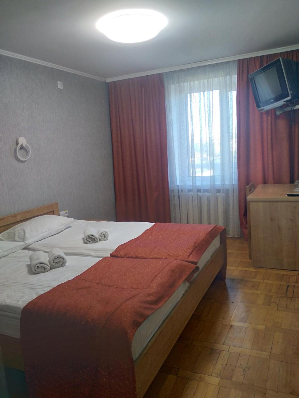 Hotel Tourist Ривне Екстериор снимка