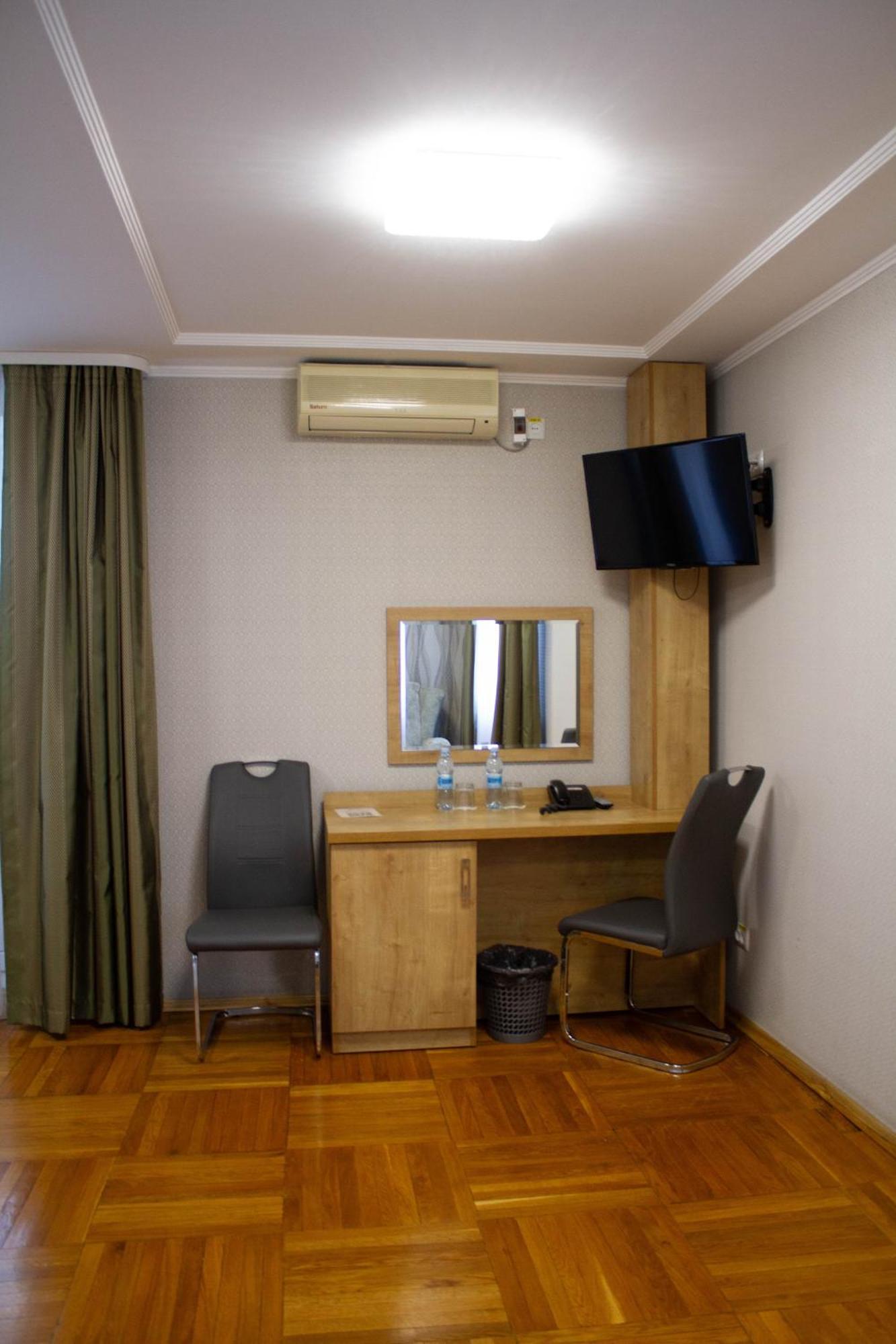 Hotel Tourist Ривне Екстериор снимка