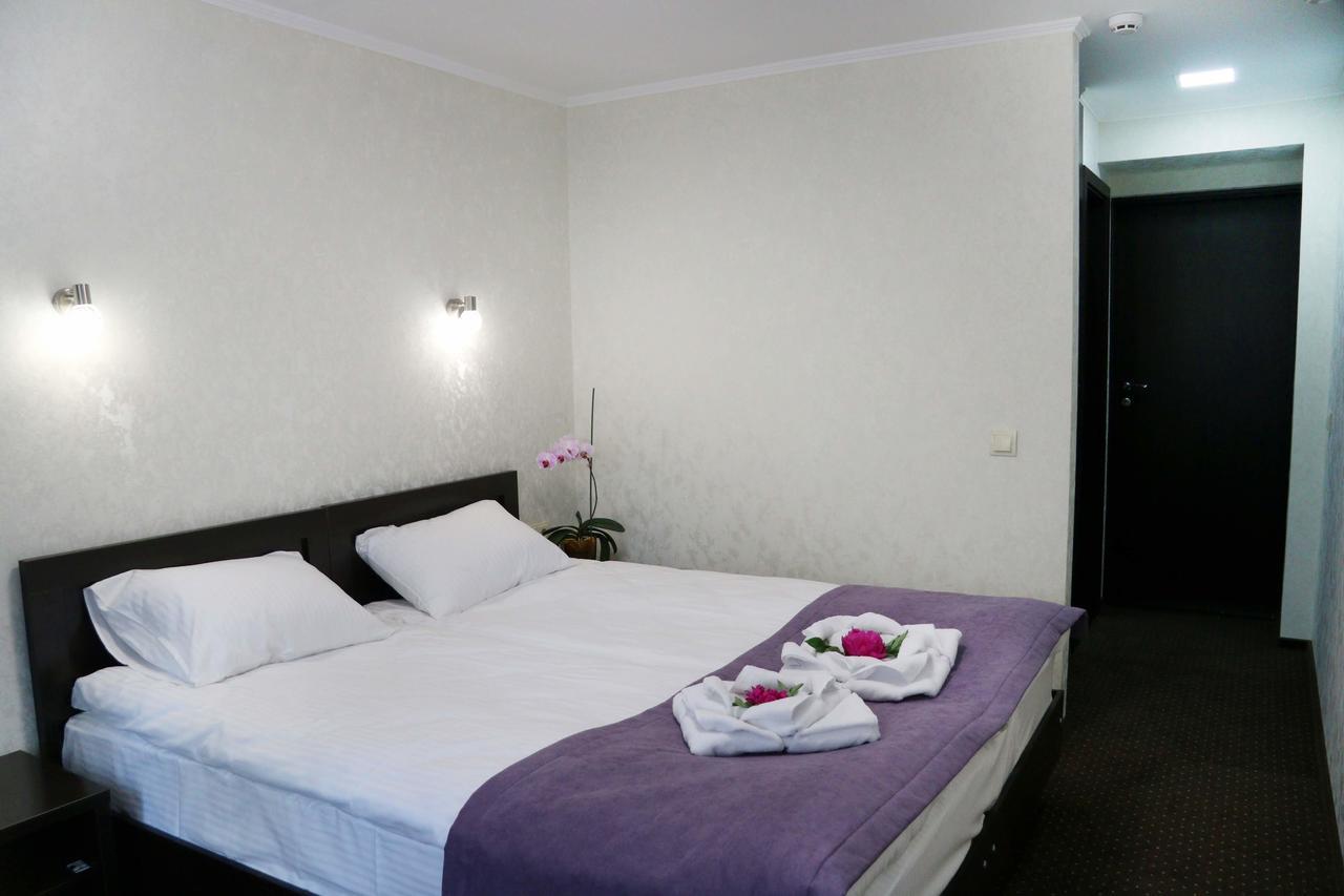 Hotel Tourist Ривне Екстериор снимка