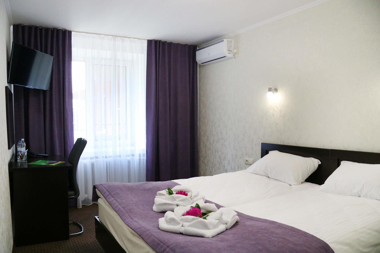 Hotel Tourist Ривне Екстериор снимка