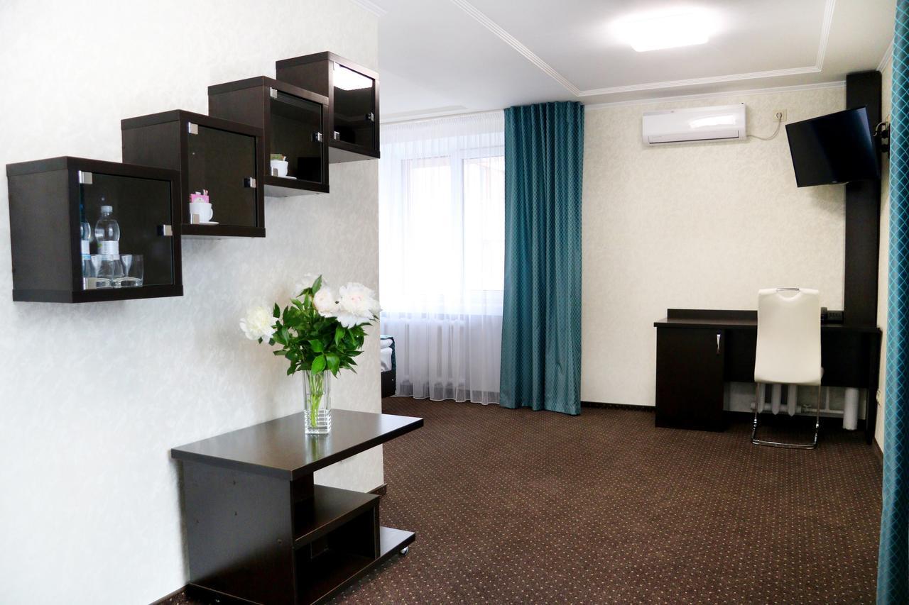 Hotel Tourist Ривне Екстериор снимка