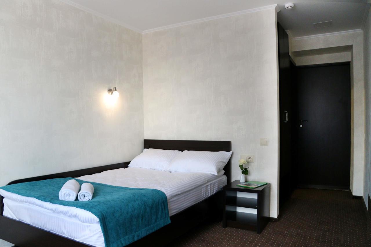 Hotel Tourist Ривне Екстериор снимка