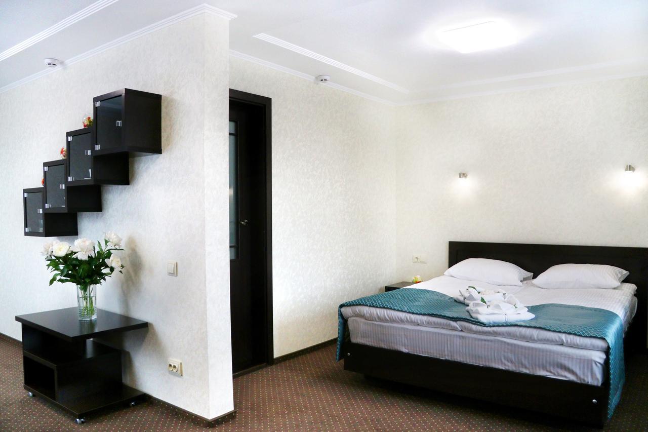 Hotel Tourist Ривне Екстериор снимка