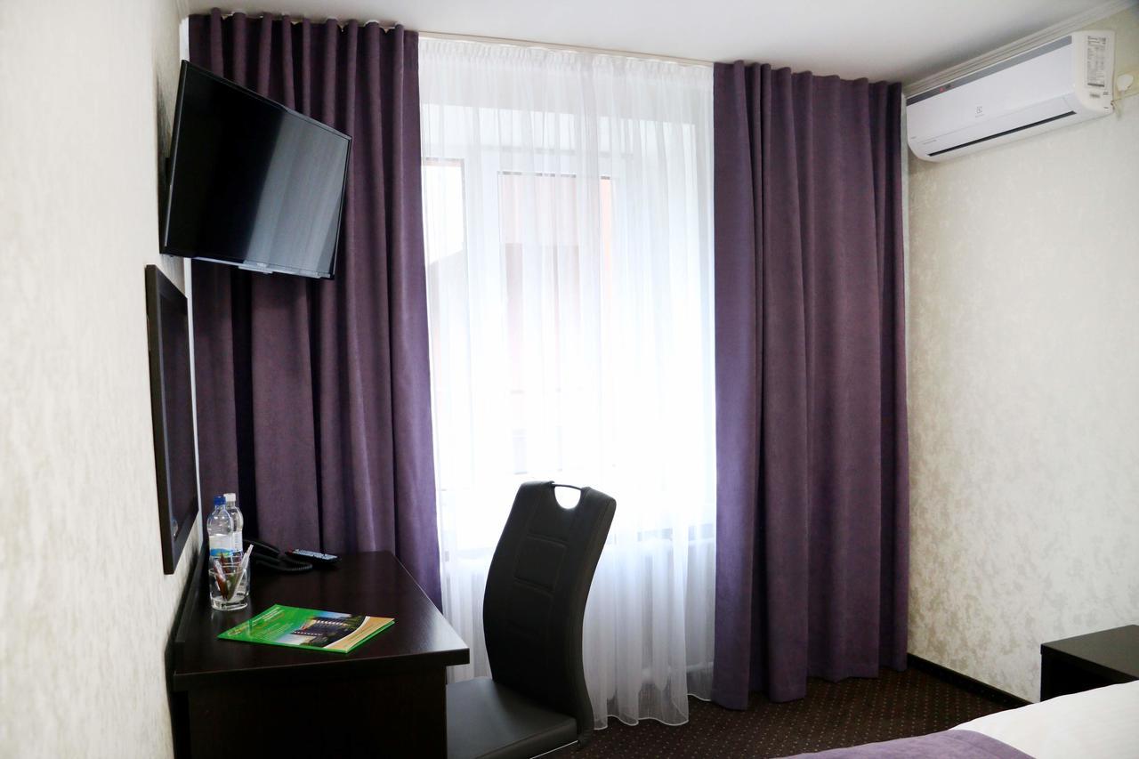 Hotel Tourist Ривне Екстериор снимка