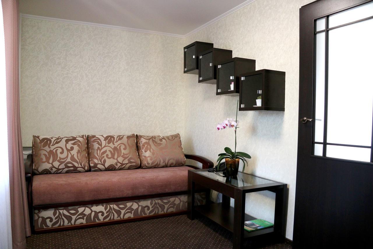 Hotel Tourist Ривне Екстериор снимка