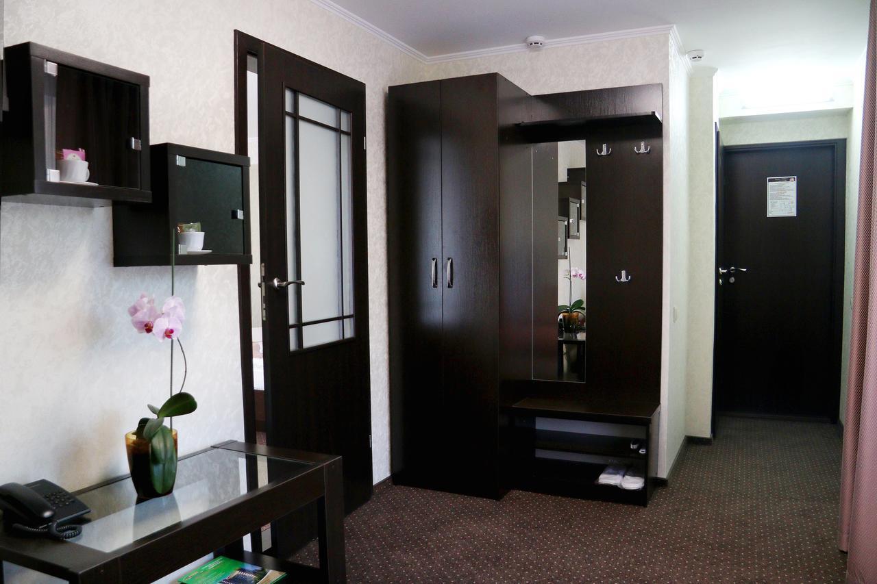 Hotel Tourist Ривне Екстериор снимка