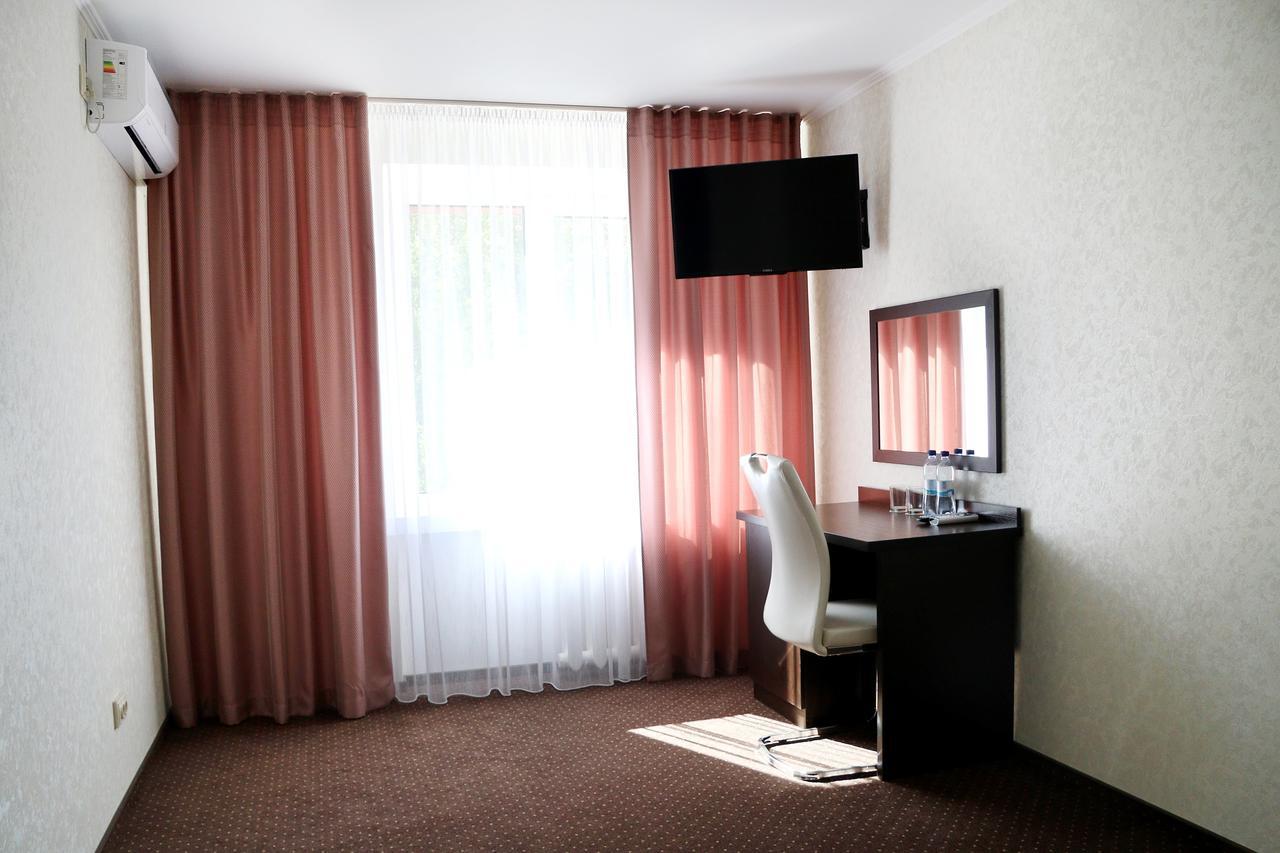 Hotel Tourist Ривне Екстериор снимка